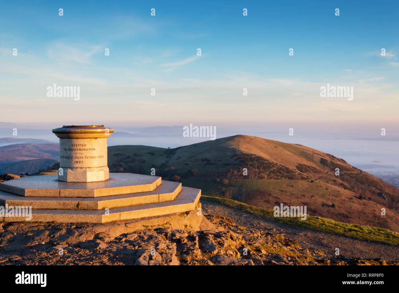 À partir de toposcope sur le dessus de la balise, Worcestershire à misty, lever de soleil sur un hivers matin. Collines de Malvern, Royaume-Uni. Banque D'Images