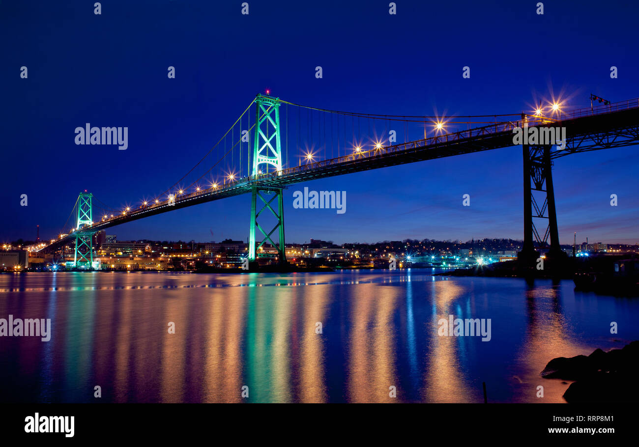 Pont Angus L. Macdonald au crépuscule. Le span relie Halifax et Dartmouth (Nouvelle-Écosse). Banque D'Images