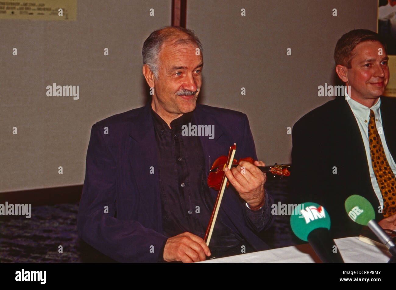Armin Mueller Stahl, acteurs et actrices deutscher und Musiker, bei der Pressekonferenz zum Spielfilm 'Avalon' dans la région de Hamburg, Deutschland 1990. L'acteur allemand Armin Mueller-Stahl musicien et à la conférence de presse pour le film 'Avalon' à Hambourg, Allemagne 1990. Banque D'Images
