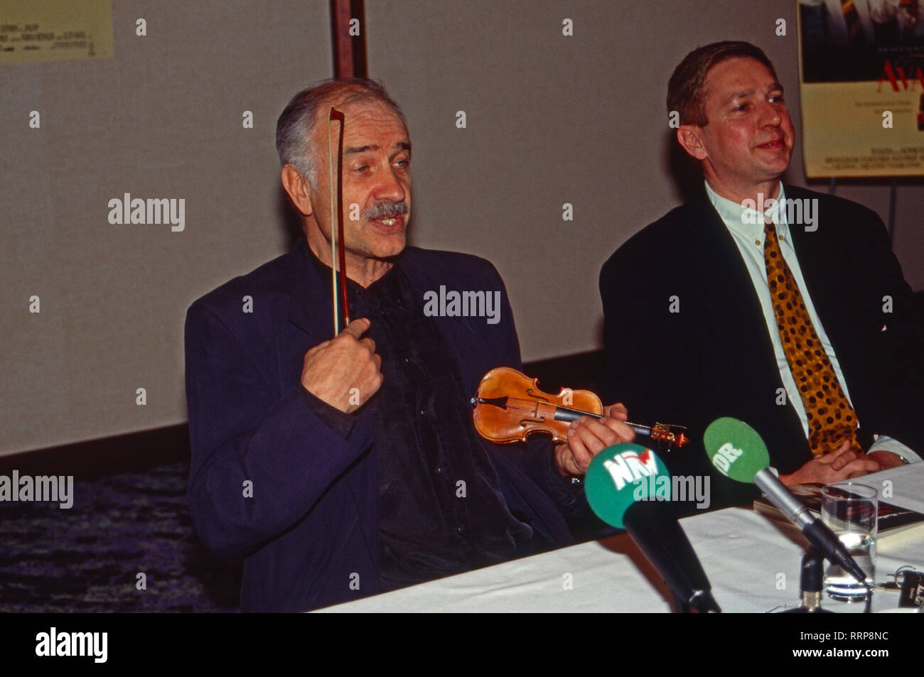 Armin Mueller Stahl, acteurs et actrices deutscher und Musiker, bei der Pressekonferenz zum Spielfilm 'Avalon' dans la région de Hamburg, Deutschland 1990. L'acteur allemand Armin Mueller-Stahl musicien et à la conférence de presse pour le film 'Avalon' à Hambourg, Allemagne 1990. Banque D'Images