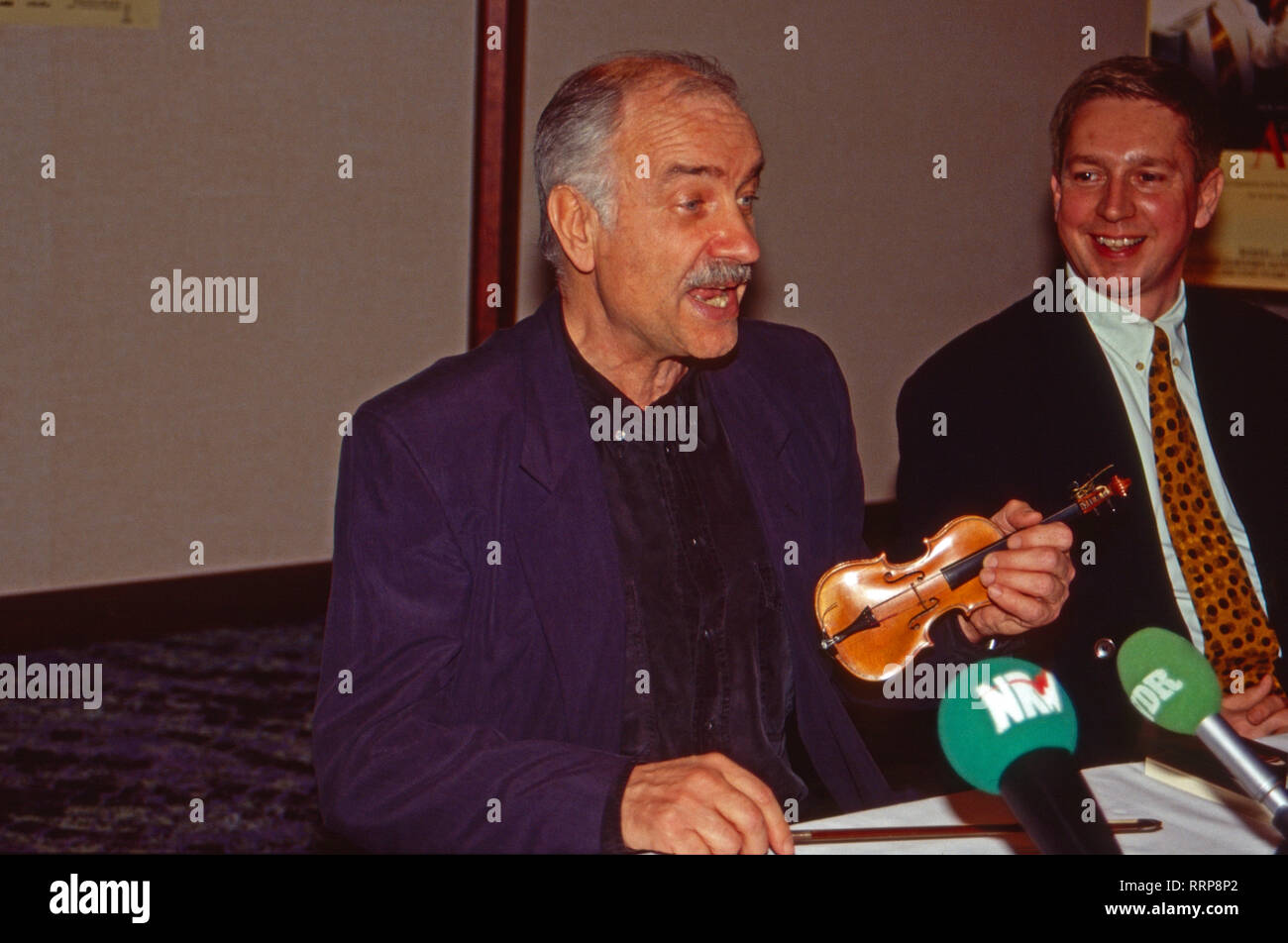 Armin Mueller Stahl, acteurs et actrices deutscher und Musiker, bei der Pressekonferenz zum Spielfilm 'Avalon' dans la région de Hamburg, Deutschland 1990. L'acteur allemand Armin Mueller-Stahl musicien et à la conférence de presse pour le film 'Avalon' à Hambourg, Allemagne 1990. Banque D'Images