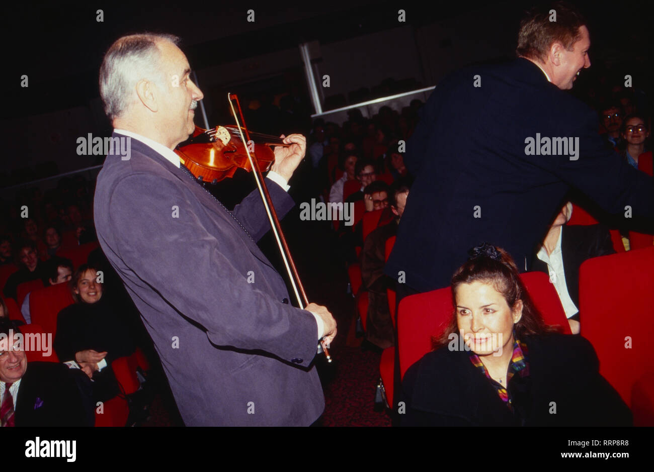 Armin Mueller Stahl, acteurs et actrices deutscher und Musiker, bei der Pressekonferenz zum Spielfilm 'Avalon' dans la région de Hamburg, Deutschland 1990. L'acteur allemand Armin Mueller-Stahl musicien et à la conférence de presse pour le film 'Avalon' à Hambourg, Allemagne 1990. Banque D'Images