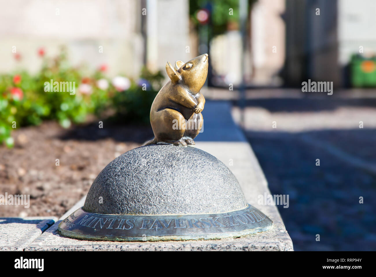 Sculpture de belle petite souris dans la vieille ville de Klaipeda. La Lituanie. Banque D'Images