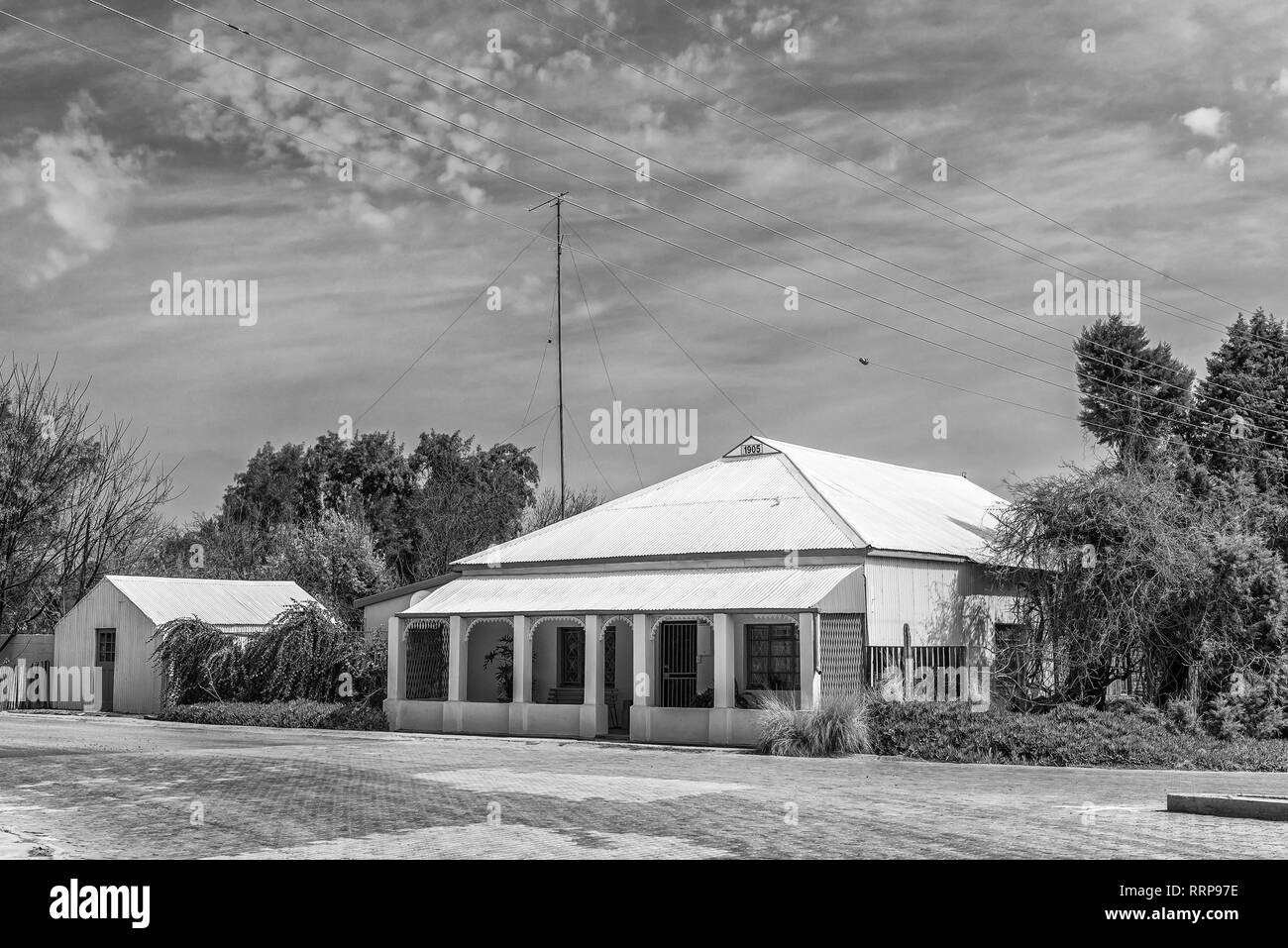 HOPETOWN, AFRIQUE DU SUD, LE 1 SEPTEMBRE 2018 : une scène de rue, avec une vieille maison et grange, à Hopetown dans la province du Cap du Nord. Monochrome Banque D'Images