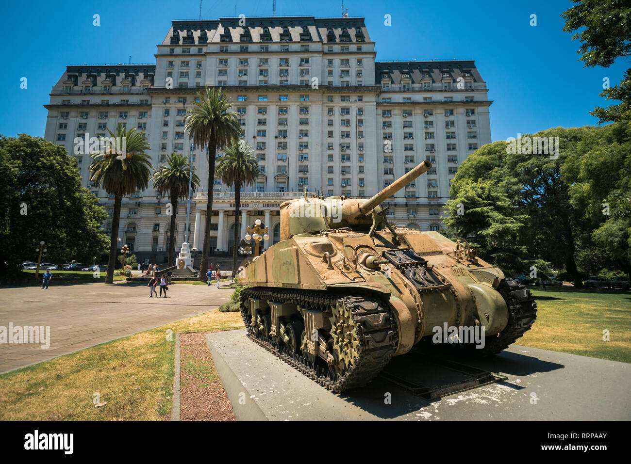 Buenos Aires, Argentine, 01 Février : le tank Sherman M4A4 devant l'Édifice Libertador, siège du ministère de la défense de l'Argentine est un ministr Banque D'Images