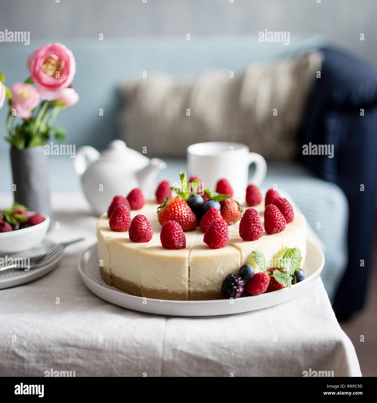 Gâteau au fromage classique avec les baies fraîches sur la plaque grise à table avec tasse, théière, vaisselle. organiques sains de l'été le dessert. Gâteau au fromage avec blueber Banque D'Images