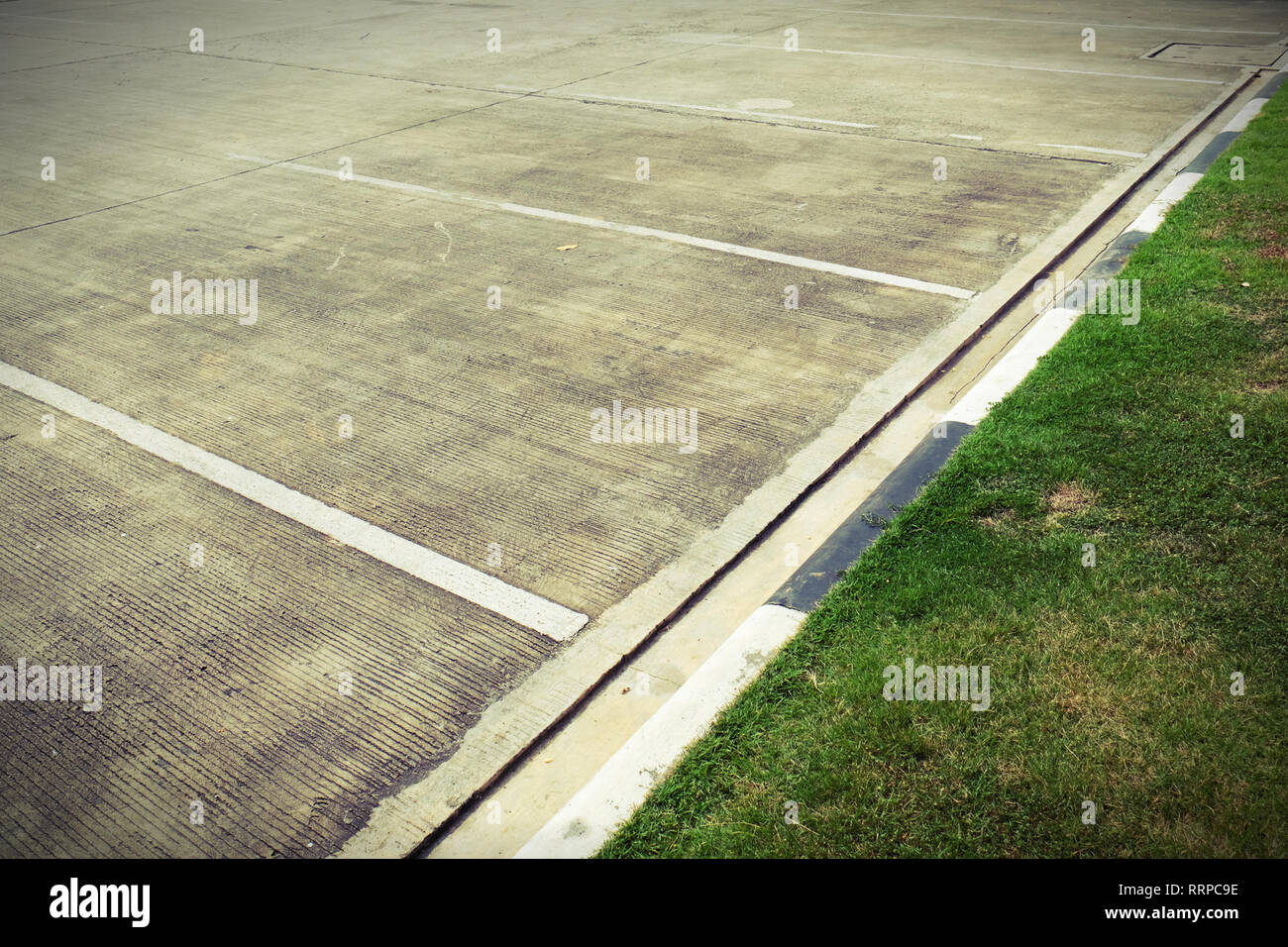 Parking voiture à l'extérieur avec un marquage blanc Banque D'Images