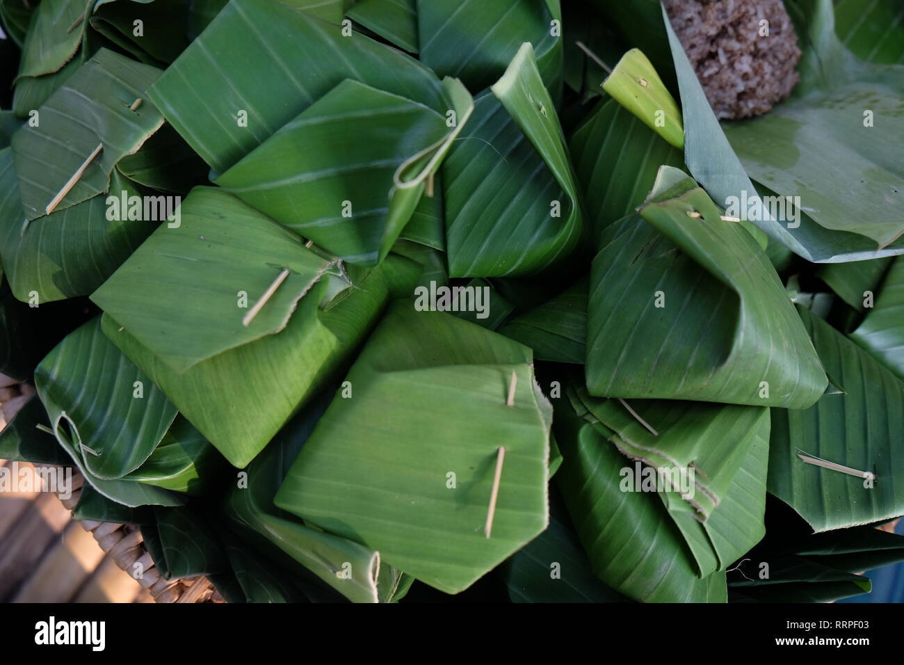 Feuille de bananier enveloppé du riz, la nourriture thaïe Banque D'Images