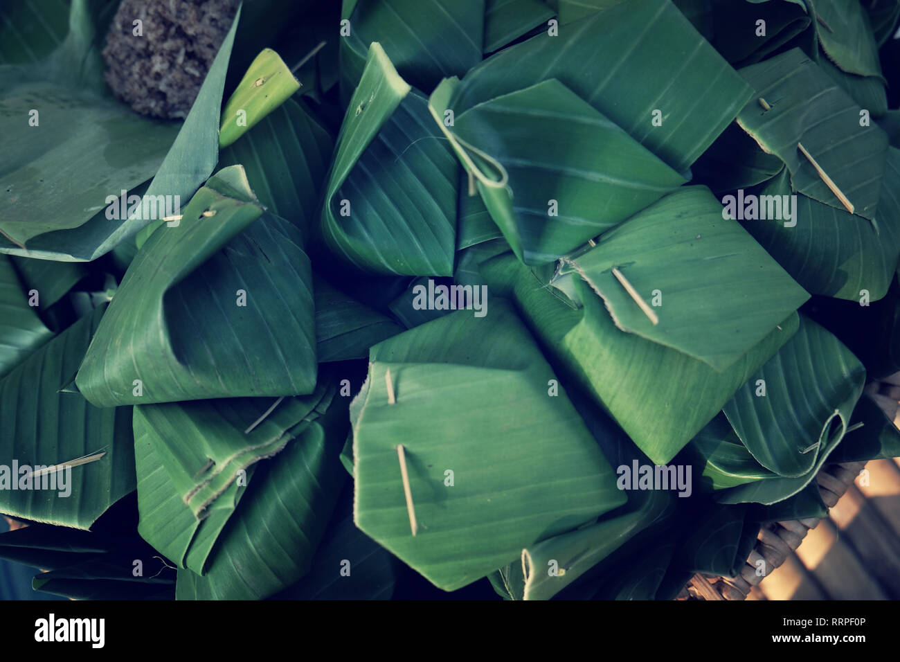 Feuille de bananier enveloppé du riz, la nourriture thaïe Banque D'Images