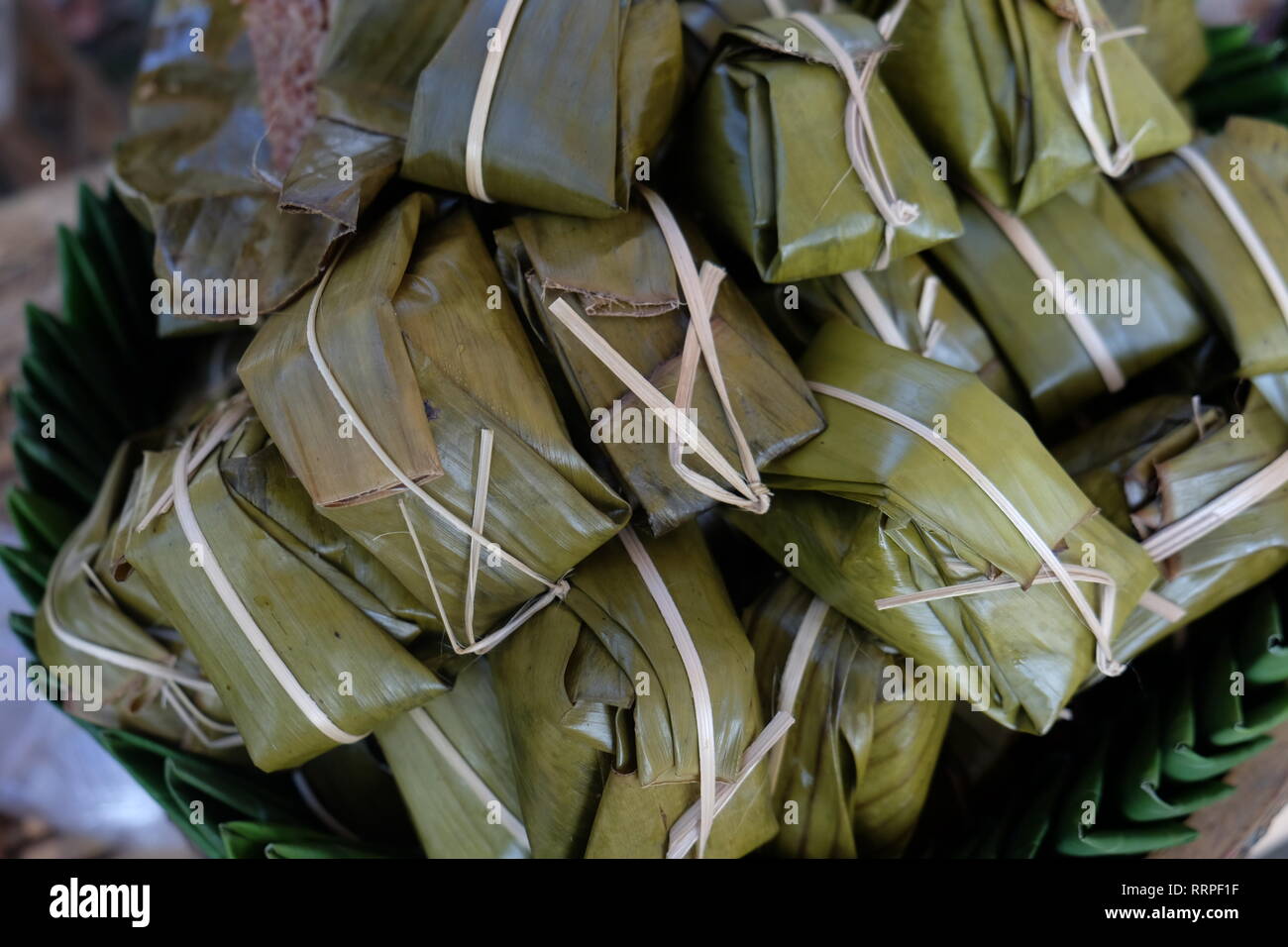 Feuille de bananier enveloppé du riz, la nourriture thaïe Banque D'Images