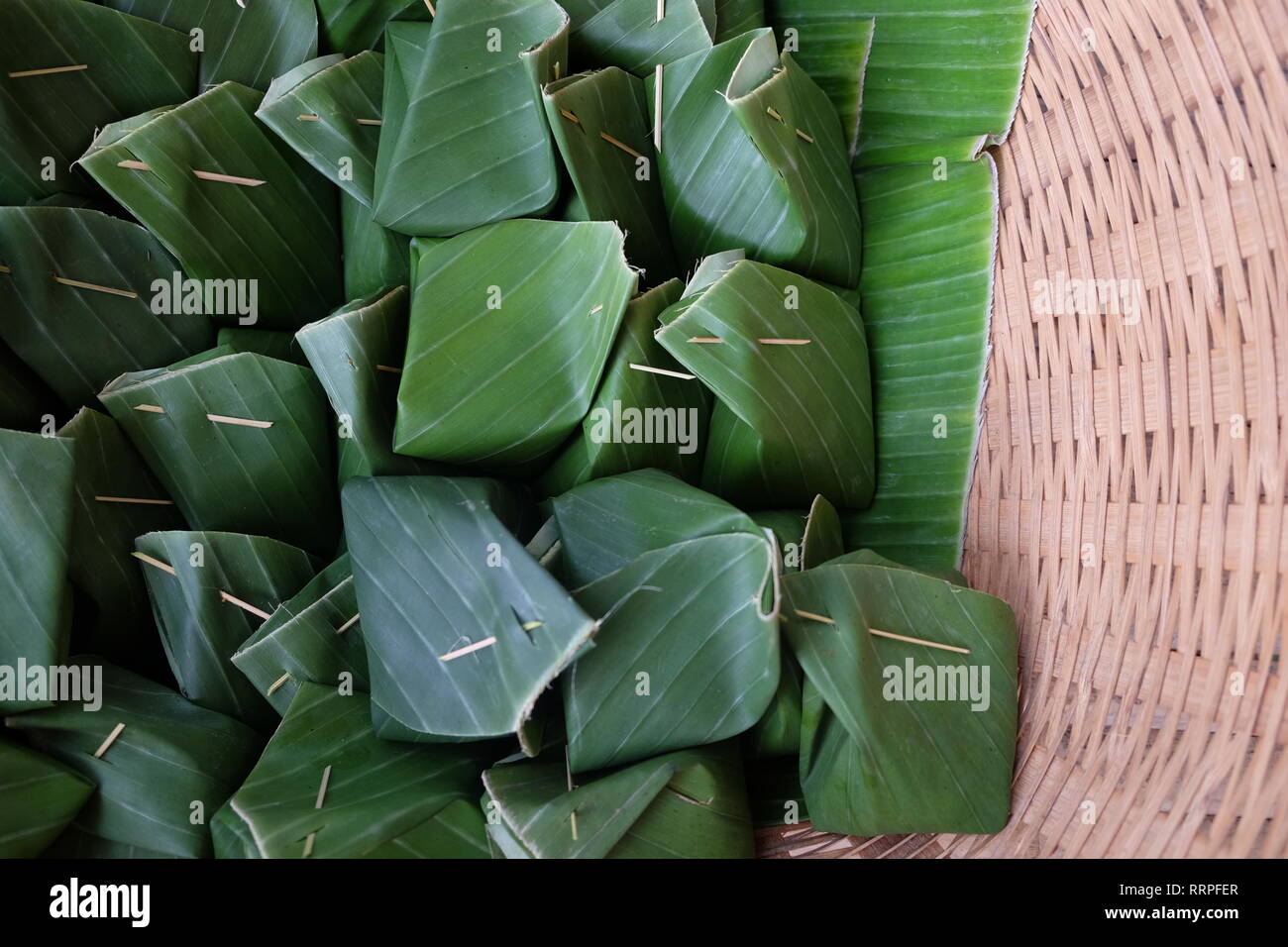 Crème de riz Thai Thai est de finalisation qui dessert en feuille de bananier, dans la feuille de banane est contenir riz collant crème anglaise Thaï Banque D'Images