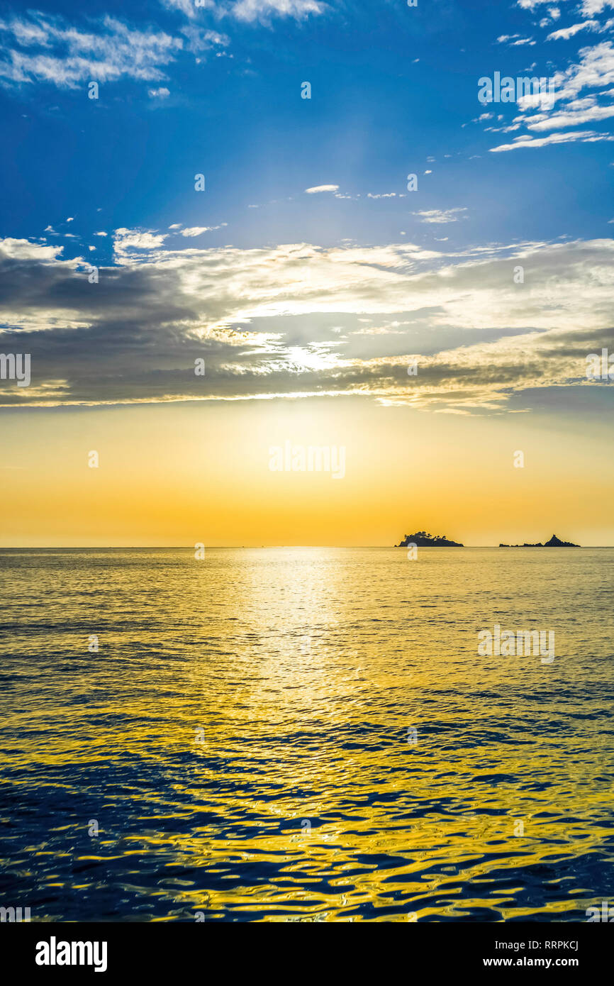 Shot verticale de coucher de soleil sur l'horizon de mer - Ocean horizon avec coucher de soleil derrière les nuages - mer calme ou sur l'océan avec le temps chaud Banque D'Images