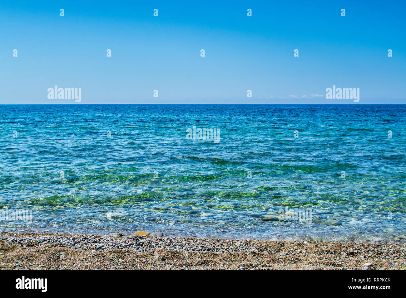 Mer calme ou sur l'océan et de la plage avec des eaux peu profondes du littoral de l'été - Contexte - sealine Horizon sur l'océan Banque D'Images