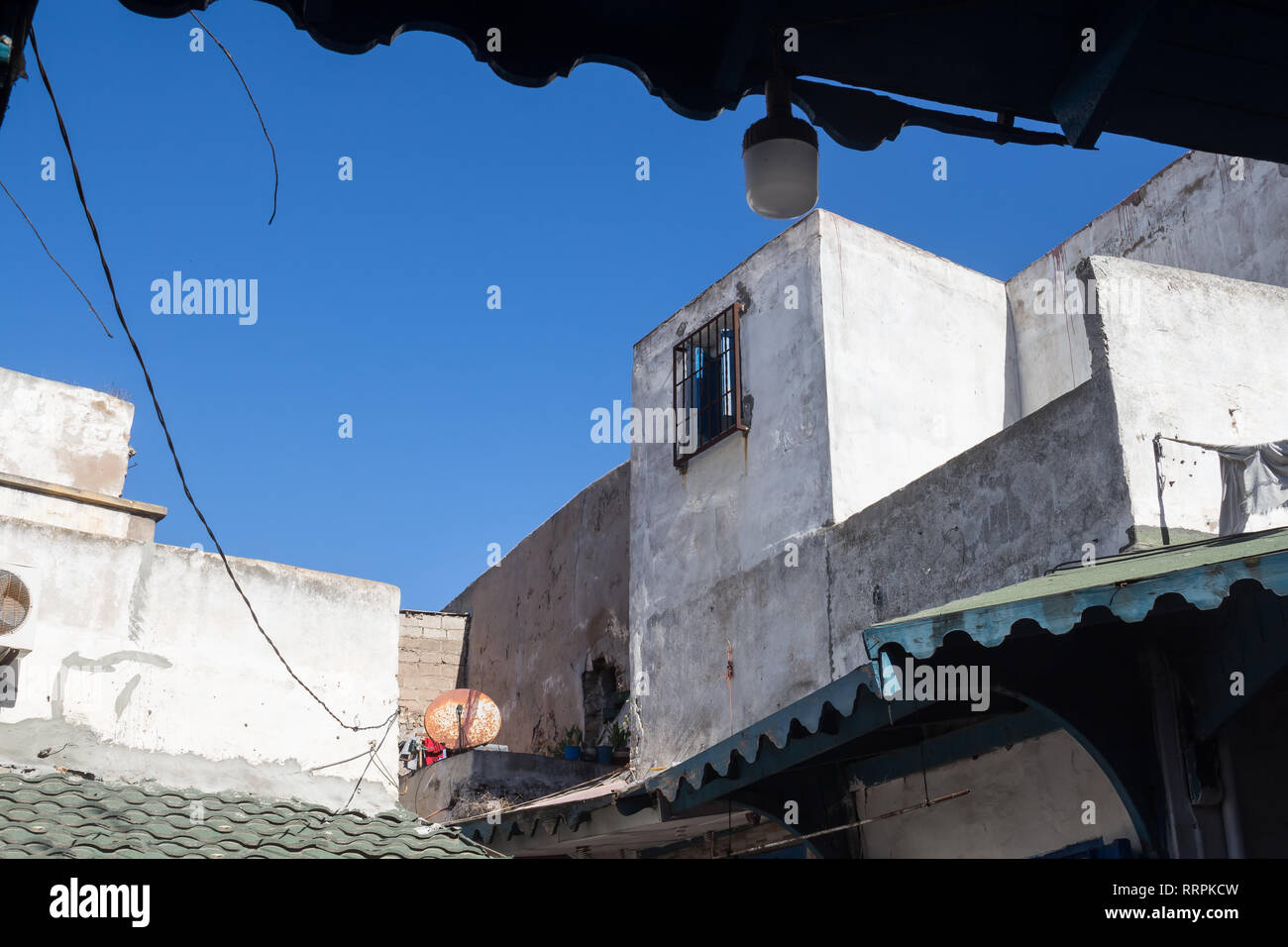 Vue sur le dessus des maisons de la vieille ville. Marquise et une lampe. Ciel bleu. Safi, Maroc. Banque D'Images