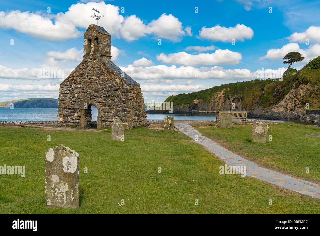 Mcg-an-Eglwys, Dyfed, Wales, UK - 21 mai 2017 : lors de la ruine de l'église de la côte du Pembrokeshire Banque D'Images