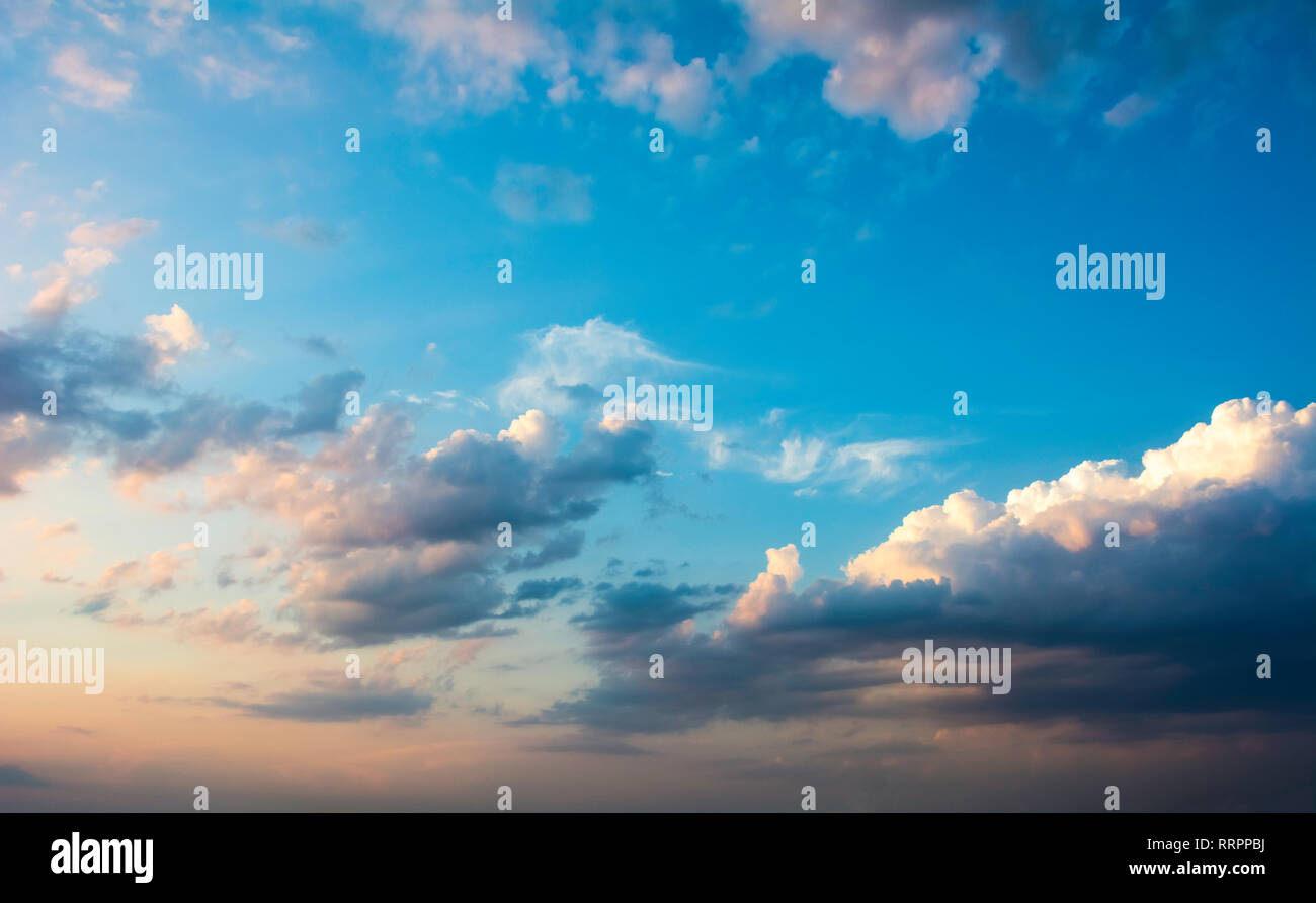 Cloudscape et spectaculaire avec des nuages orageux skyscape Banque D'Images