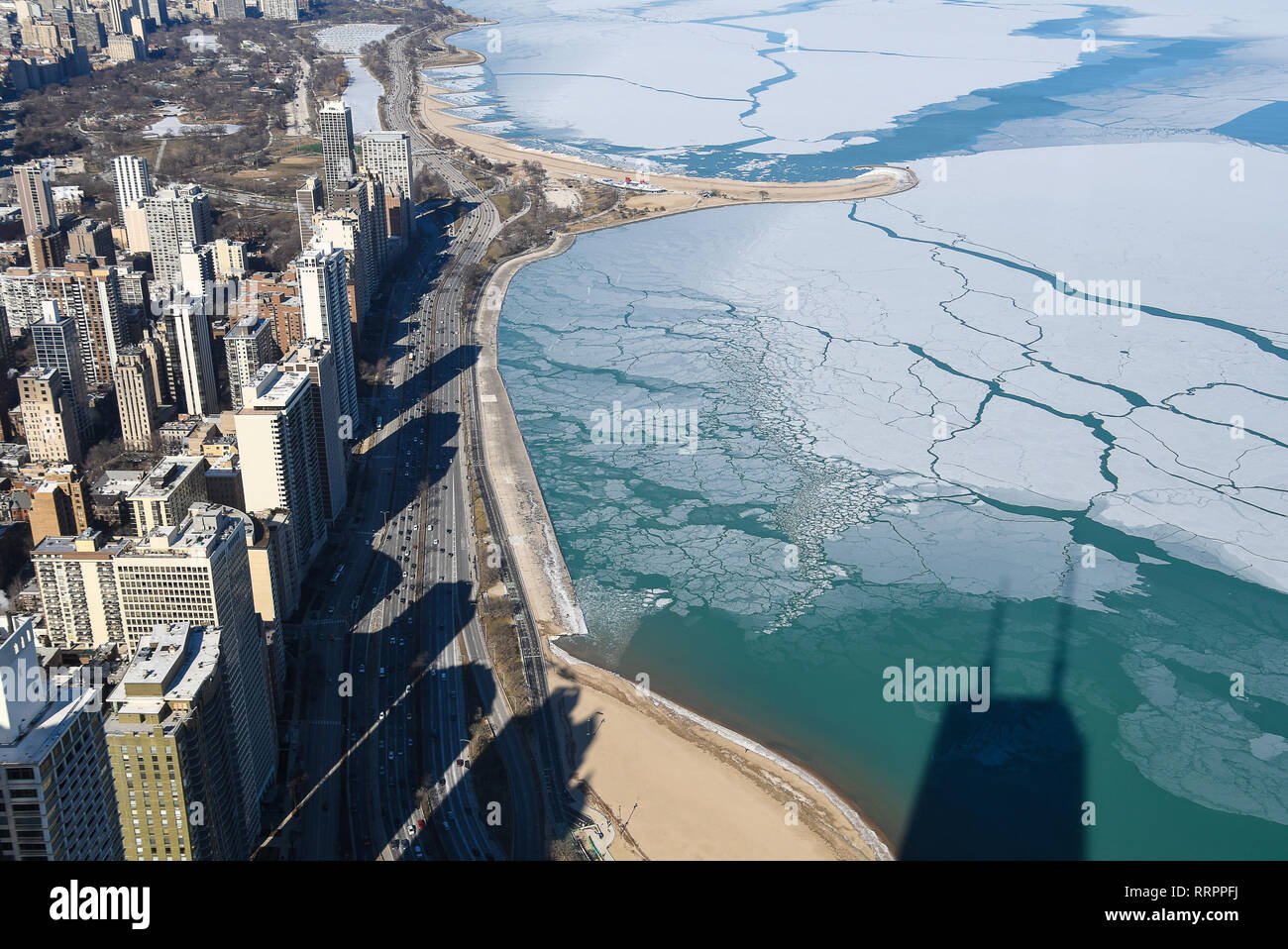 Vue aérienne de la ville de Chicago sur le lac Michigan l'ombre des bâtiments en hiver des rives Banque D'Images