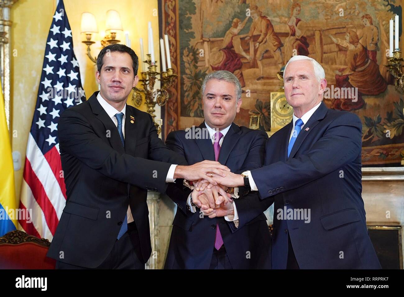 Le Vice-président américain Mike Pence, droite, pose avec Juan Guaido, l'auto-proclamé président par intérim du Venezuela, à gauche, et le président colombien Ivan Duque, centre, à la suite d'une réunion du Groupe Lima le 25 février 2019 à Bogota, Colombie. Le soutien des États-Unis est Guaido dans une tentative de mettre fin à la crise humanitaire au Venezuela. Banque D'Images