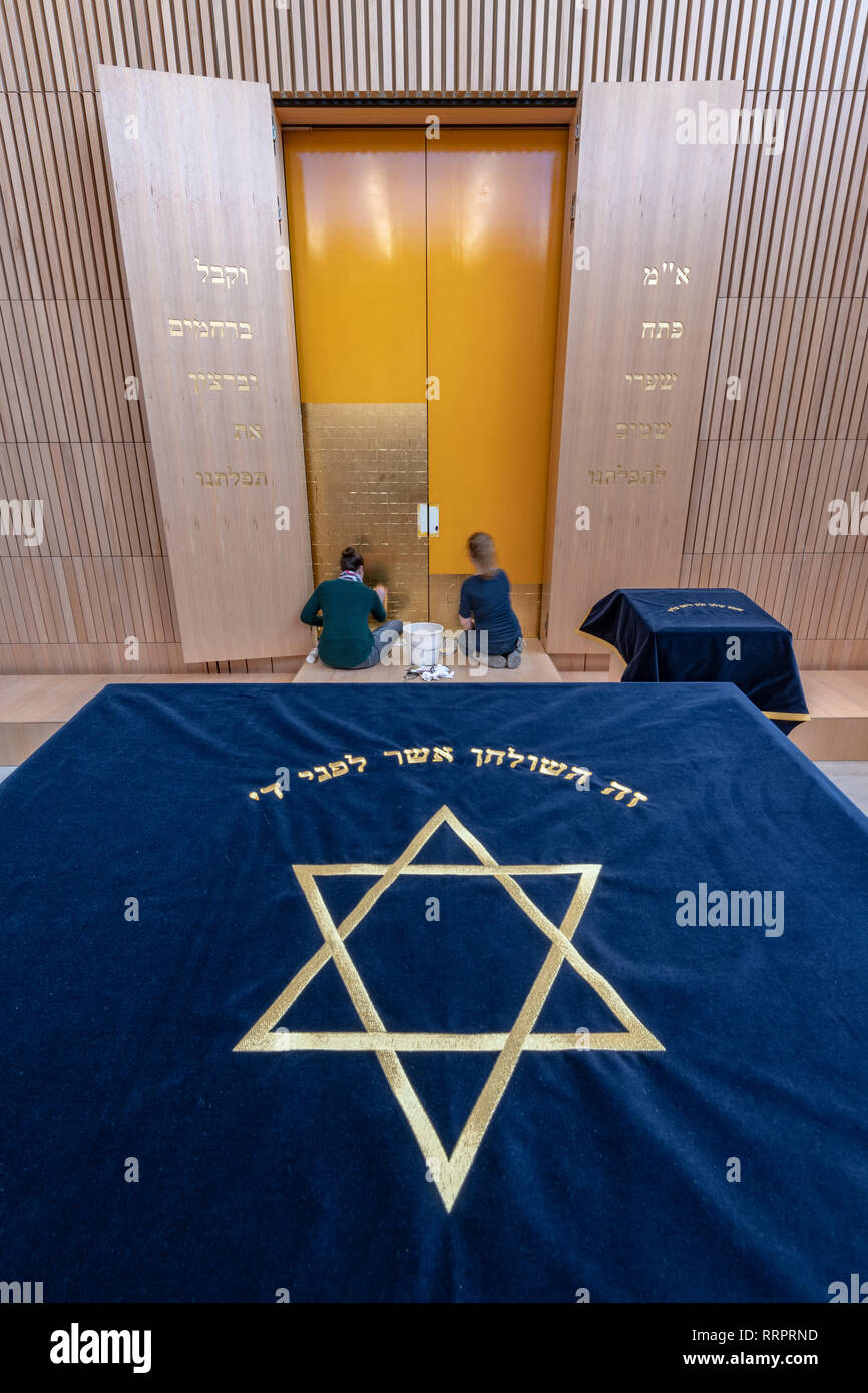 Regensburg, Allemagne. Feb 26, 2019. L'image d'une étoile de David sur un tissu est situé dans la nouvelle synagogue dans le Haut-palatinat ville. 500 ans après la destruction de la première synagogue à Ratisbonne, la communauté juive a reçu une nouvelle maison de prière. Credit : Armin Weigel/dpa/Alamy Live News Banque D'Images