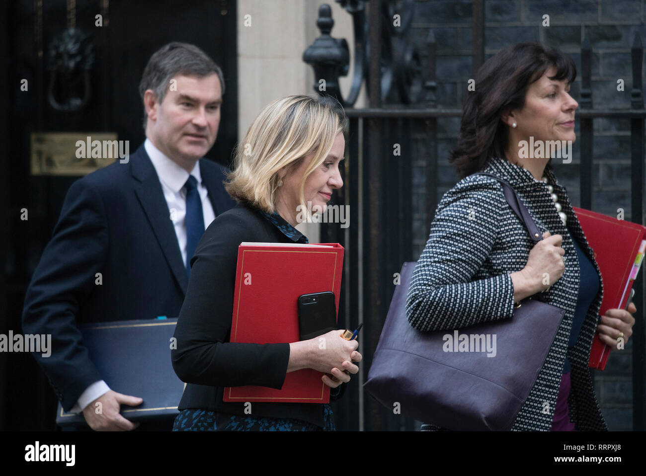 Downing Street, London, UK. 26 février 2019. L'Amber Rudd, Secrétaire d'état du travail et des pensions, quitte Downing Street après la réunion hebdomadaire du cabinet, vu avec David Gauke, Secrétaire d'Etat à la Justice & Claire Perry, Ministre d'État à l'énergie et croissance saine. Credit : Malcolm Park/Alamy Live News. Banque D'Images