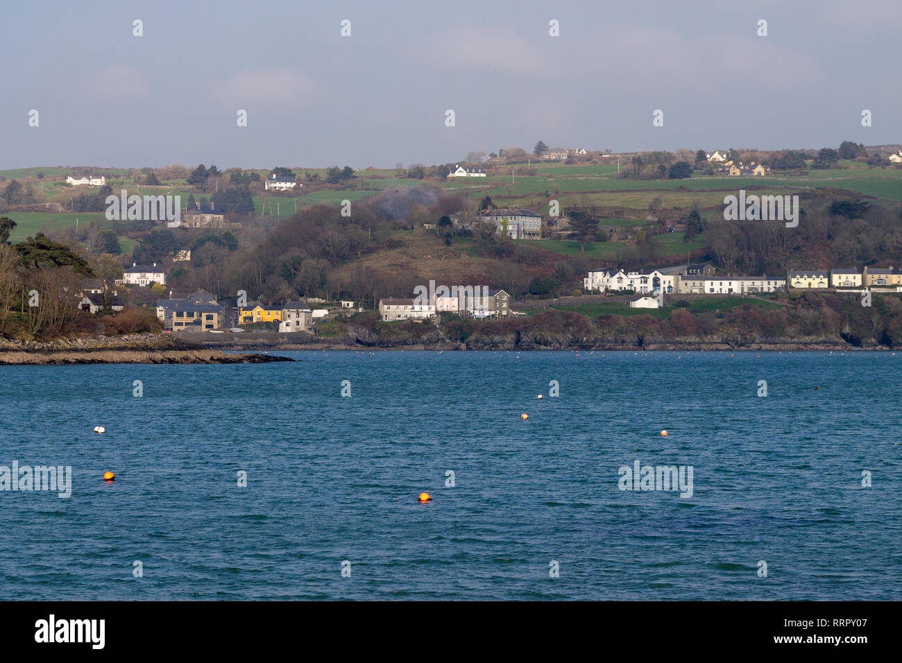 Le quai, Union Hall, West Cork, Irlande, le 26 février 2019 avec le soleil brille et la température jusqu'à 14 deg, Union Hall quay était comme un jour d'été avec un ciel dégagé et une légère brise. Credit : aphperspective/Alamy Live News Banque D'Images