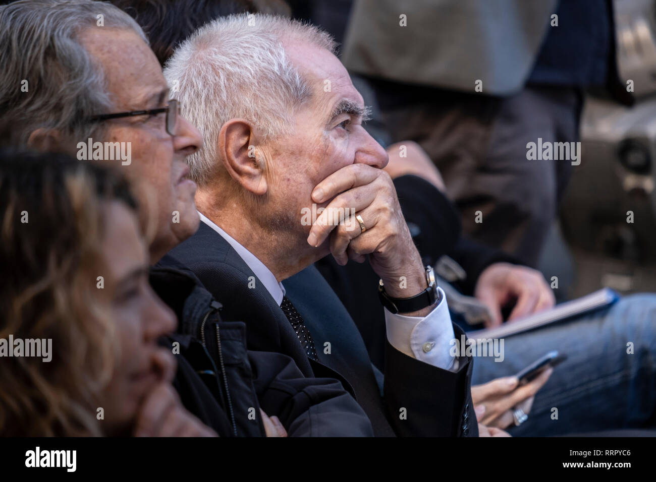 Barcelone, Espagne. Feb 26, 2019. Le candidat à la mairie de Barcelone par ERC, Ernest Maragall est observée après la retransmission de la déclaration de Jordi Cuixart. Plus de deux cents personnes ont suivi la déclaration du souverain chef Jordi Cuixart, président de plutonium ", grâce à un écran géant que l'entité culturelle a installé en face de son siège. Credit : SOPA/Alamy Images Limited Live News Banque D'Images