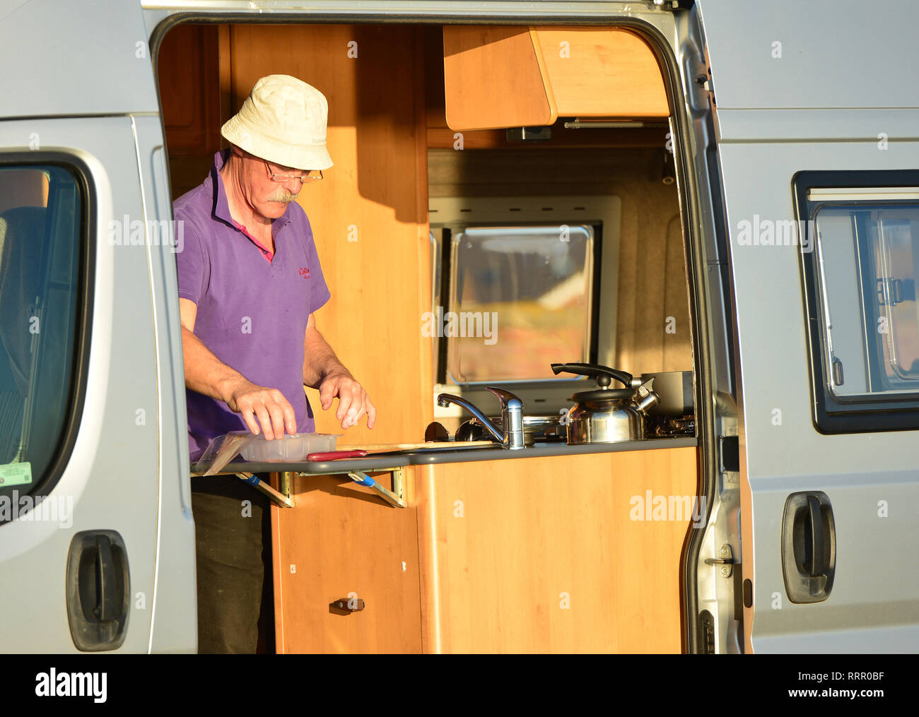 Ingelmunster, East Sussex, UK. Feb 26, 2019. Les personnes bénéficiant de la chaleur du soleil dans la région de Seaford, East Sussex, sur la journée d'hiver le plus chaud jamais enregistré. Crédit : Peter Cripps/Alamy Live News Banque D'Images