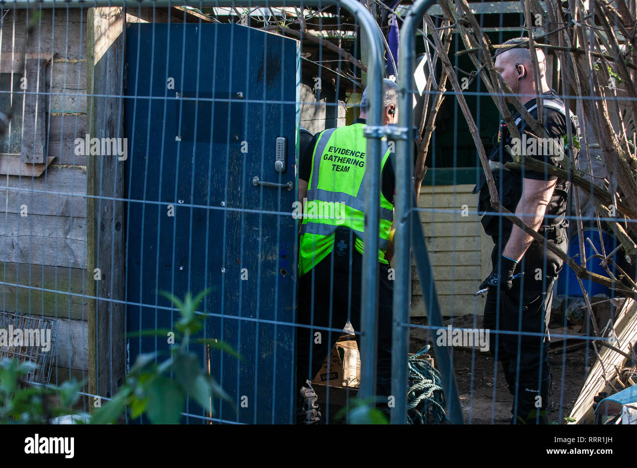 Londres, Royaume-Uni. 26 Février, 2019. Les huissiers de justice de l'équipe de l'expulsion nationale essaie d'obtenir un tunnel sous croître, Heathrow a squatté l'éco-communauté fondée en 2010 sur un site abandonné près de l'aéroport de Heathrow en protestation contre les plans gouvernementaux d'une troisième piste qui a été aujourd'hui partiellement expulsées par les huissiers. Les huissiers ont quasiment obtenu la partie avant du site, administré par Imran Malik, suppression de plusieurs manifestants verrouillé sur tours à au-dessus du camp, mais quatre manifestants sont censées rester dans un tunnel sous cette région. Credit : Mark Kerrison/Alamy Live News Banque D'Images