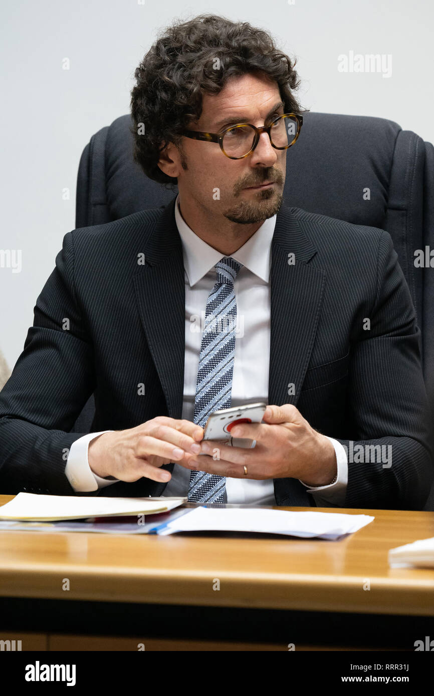 Corigliano Rossano, Italie, 26 février, 2019 - Danilo Toninelli, Ministre des Infrastructures et des Transports, lors du débat sur sa visite à Calabria, Italie. Avec son téléphone cellulaire. Credit : Alfonso Di Vincenzo/Kontrolab/Alamy Live News Banque D'Images