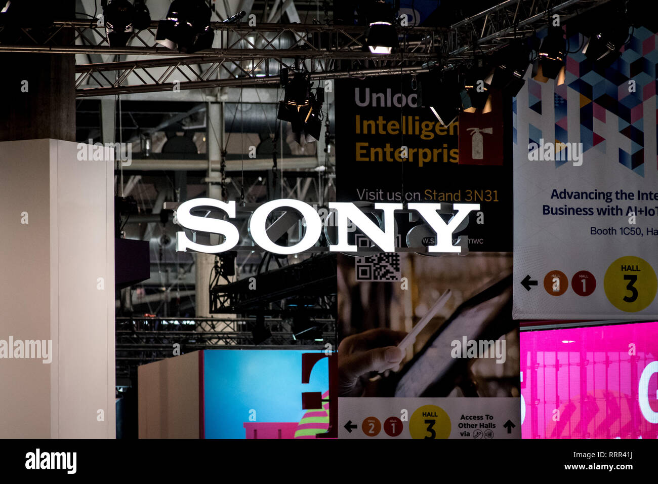 Barcelone, Catalogne, Espagne. Feb 26, 2019. Marque Sony au pavillon de l'entreprise au cours de la GSMA Mobile World Congress 2019 à Barcelone, l'événement mondial le plus important sur les appareils mobiles communications réunissant les entreprises de premier plan et des derniers développements dans le secteur. Crédit : Jordi Boixareu/ZUMA/Alamy Fil Live News Banque D'Images