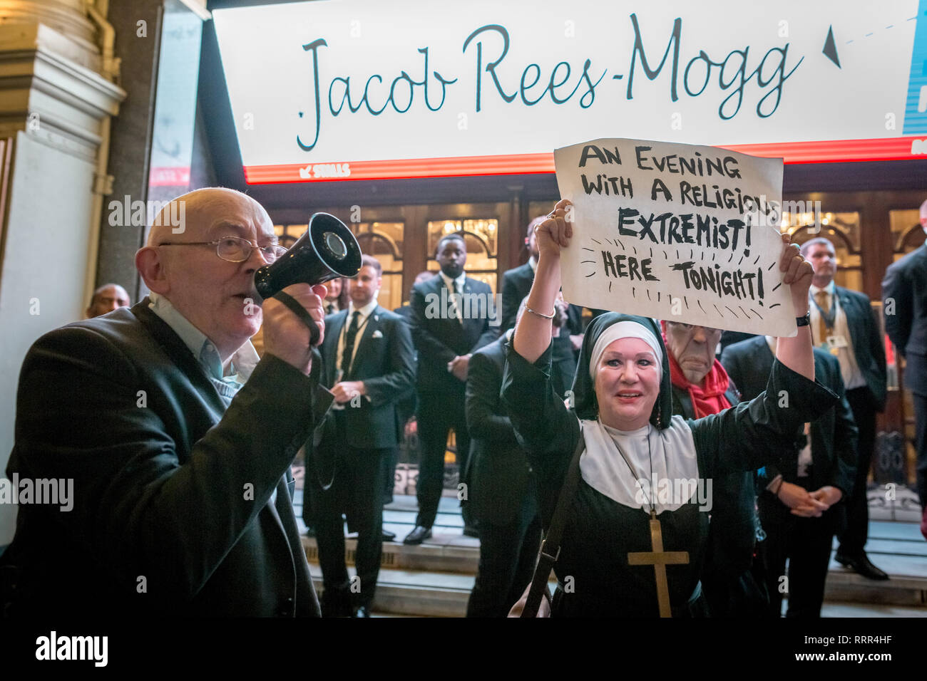 Les manifestants de guerre de classe groupe anarchiste organiser une démonstration animée à l'extérieur du London Palladium theatre contre le soir parler avec Jacob Rees-Mogg, député conservateur et partisan éminent Brexit. Les membres de la guerre de classe, y compris les anarchistes temps, Ian Bone (en photo avec mégaphone), Jane Nicholl (photo habillée en nonne) et Adam Clifford (comme parodie Rees-Mogg) demander Mr Rees-Mogg, catholique, est un extrémiste religieux en raison de ses prises de position sur l'avortement. Londres, Royaume-Uni. Banque D'Images