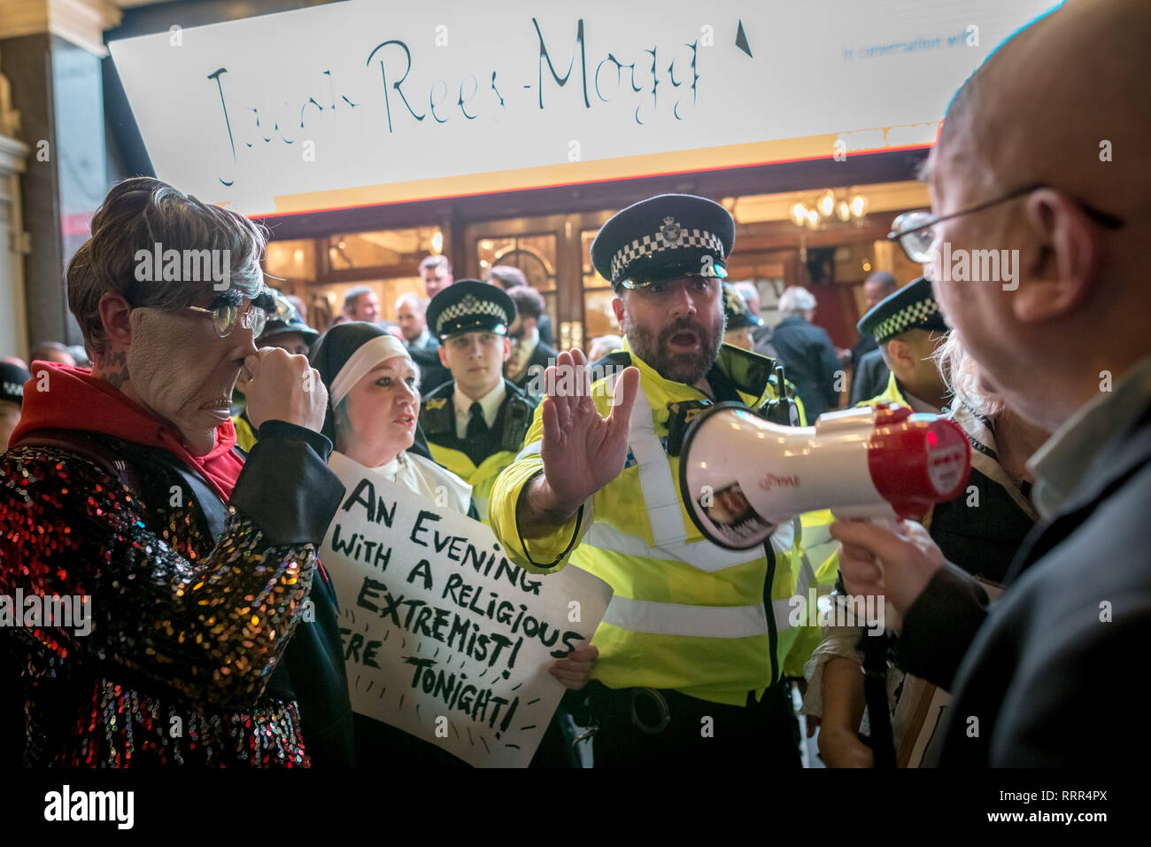 Les manifestants de guerre de classe groupe anarchiste organiser une démonstration animée à l'extérieur du London Palladium theatre contre le soir parler avec Jacob Rees-Mogg, député conservateur et partisan éminent Brexit. Les membres de la guerre de classe, y compris les anarchistes temps, Ian Bone (en photo avec mégaphone), Jane Nicholl (habillé comme une nonne) et Adam Clifford (photo de gauche comme parodie Rees-Mogg) demander Mr Rees-Mogg, catholique, est un extrémiste religieux en raison de ses prises de position sur l'avortement. Banque D'Images