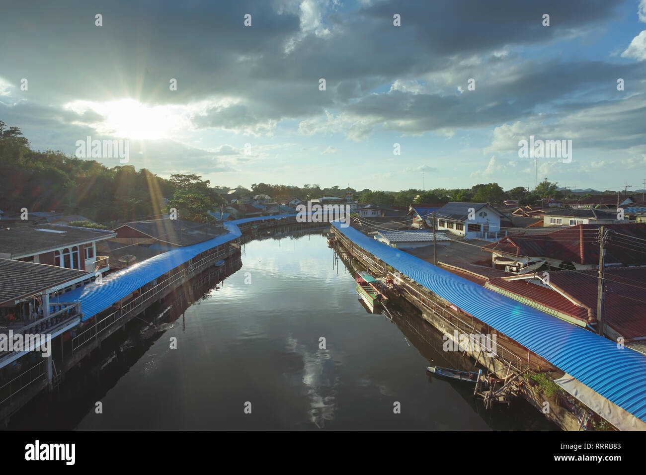 Trat, Thaïlande - Décembre 01, 2018 : avant le coucher du soleil à Ban Nam Chieo Village, province de Trat, Thaïlande. Ce lieu est célèbre les destinations de voyage de E Banque D'Images Trat, Thaïlande - Décembre 01, 2018 : avant le coucher du soleil à Ban Nam Chieo Village, province de Trat, Thaïlande. Ce lieu est célèbre les destinations de voyage de E Banque D'Images