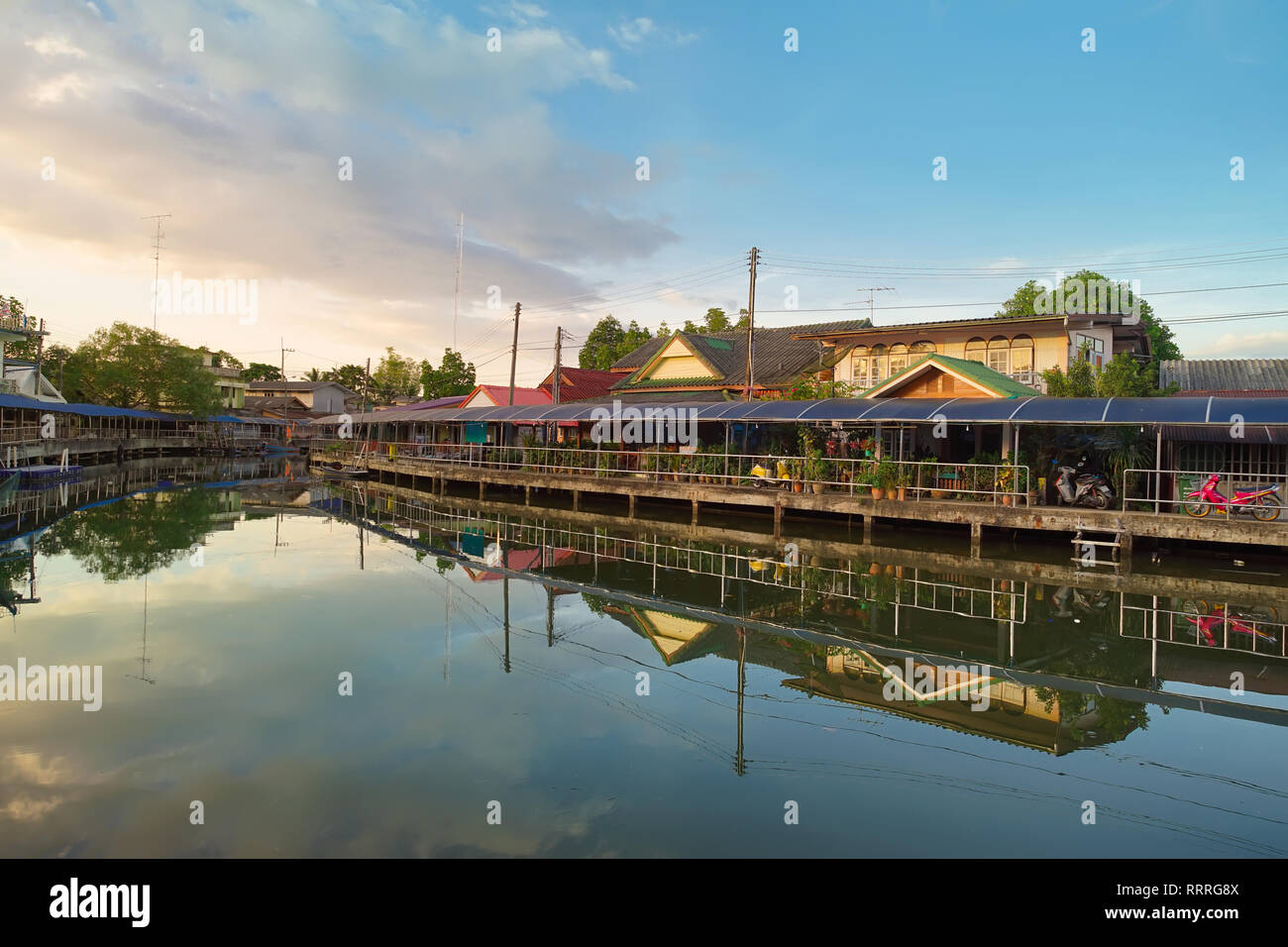 Trat, Thaïlande - Décembre 01, 2018 : avant le coucher du soleil à Ban Nam Chieo Village, province de Trat, Thaïlande. Ce lieu est célèbre les destinations de voyage de E Banque D'Images Trat, Thaïlande - Décembre 01, 2018 : avant le coucher du soleil à Ban Nam Chieo Village, province de Trat, Thaïlande. Ce lieu est célèbre les destinations de voyage de E Banque D'Images