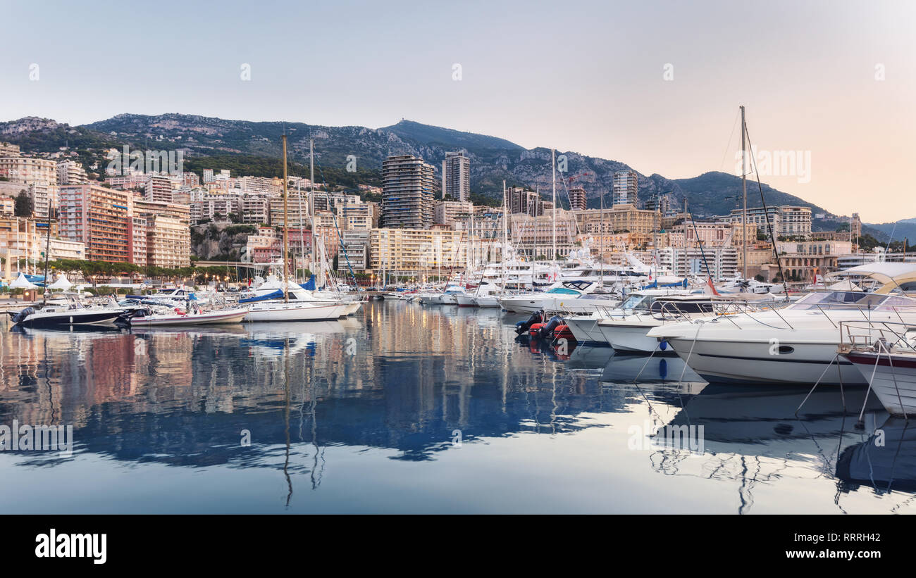 Yachts amarrés à Monaco Banque D'Images