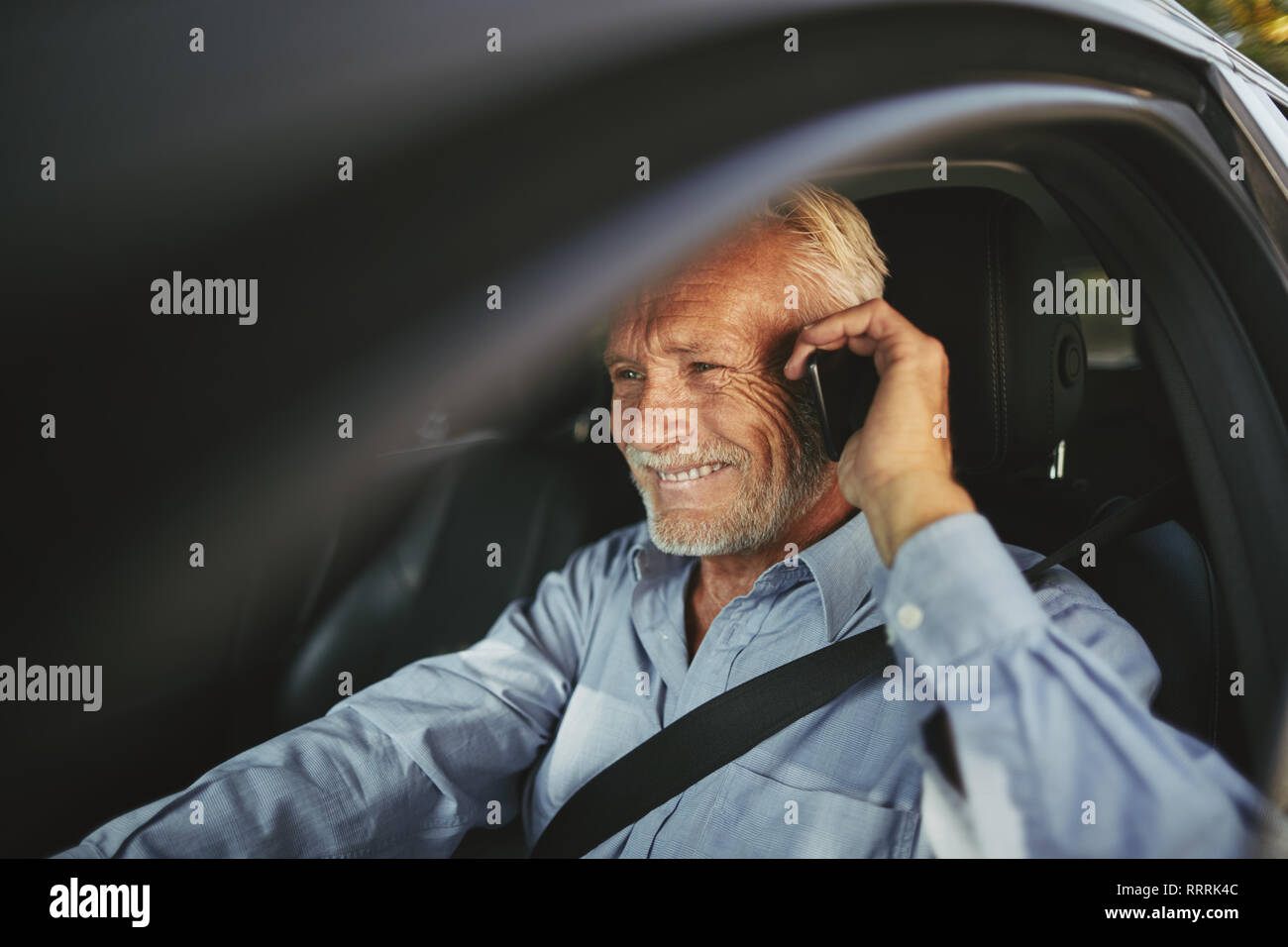 Heureux homme assis sur une voiture Banque de photographies et d’images ...