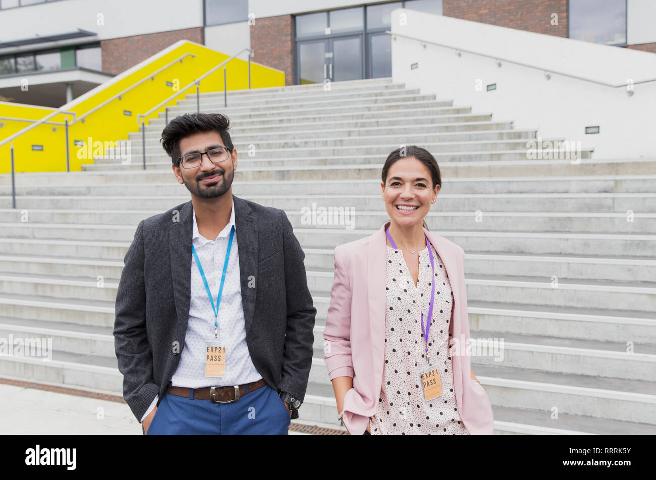 Portrait confiant les enseignants à l'extérieur du bâtiment de l'école comme suit Banque D'Images