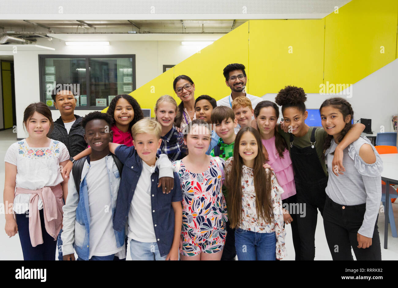 Portrait heureux les élèves et enseignants dans la bibliothèque Banque D'Images