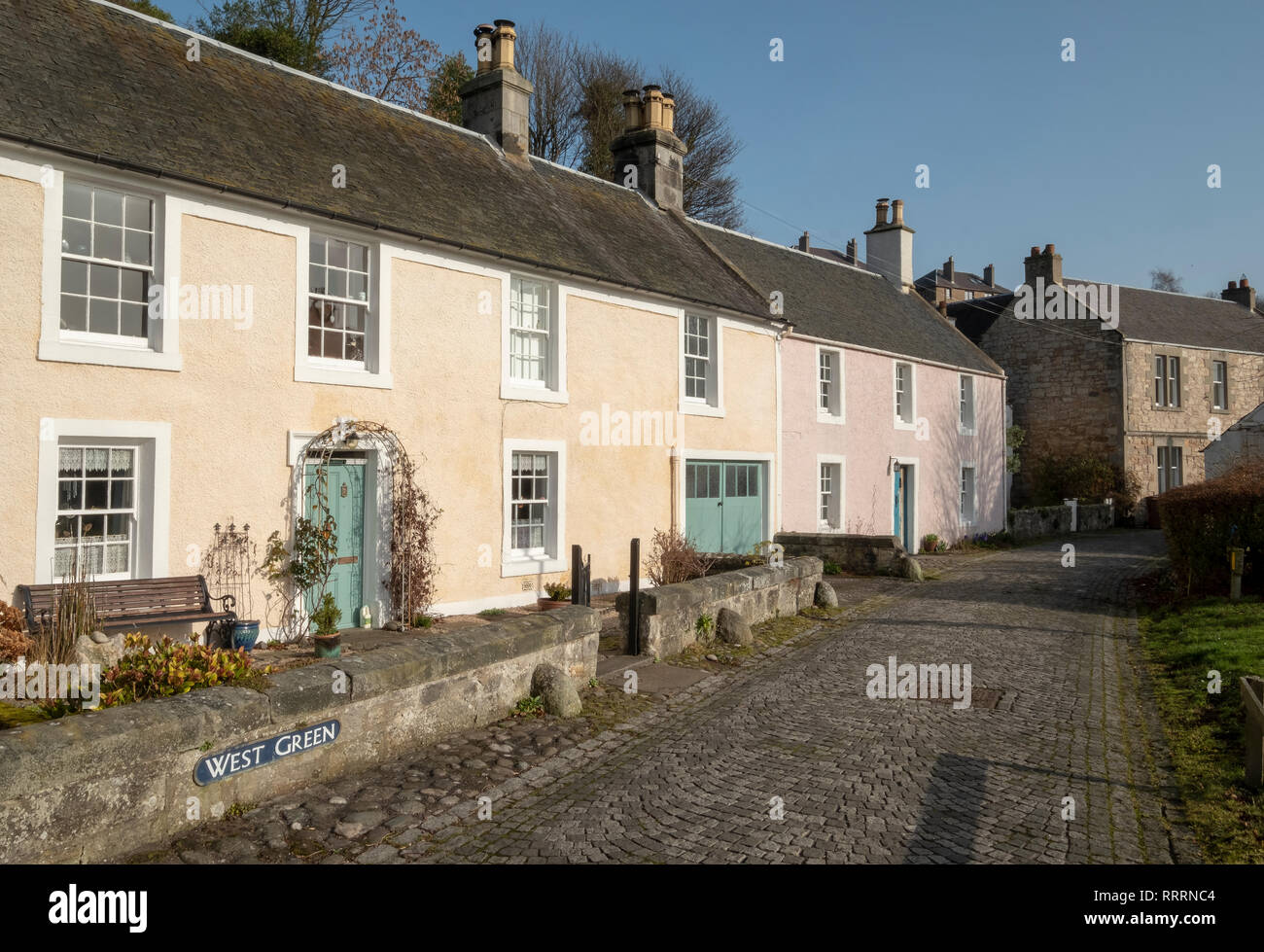 Vert l'ouest, dans le village historique de Culross, Fife, en Écosse. Banque D'Images