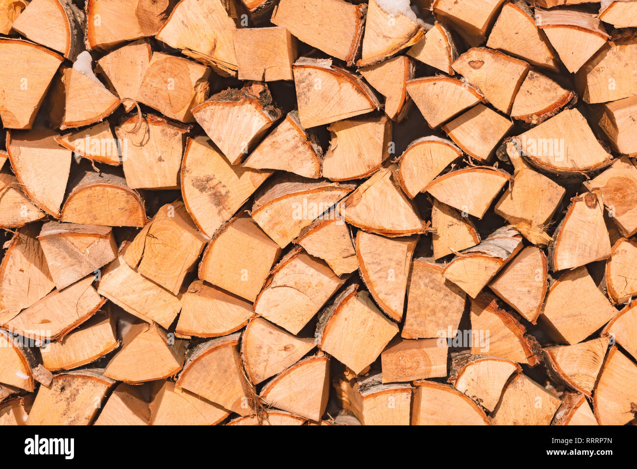 Pile de bois de sciage. Préparation du bois de chauffage pour l'hiver. Pile de bois haché. Banque D'Images