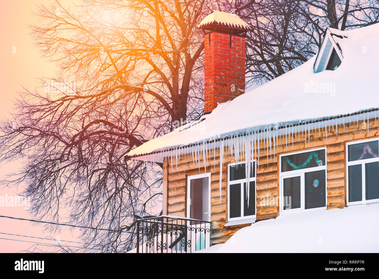 Maison en bois couverte de neige et de glaçons. L'hiver en Russie. Banque D'Images