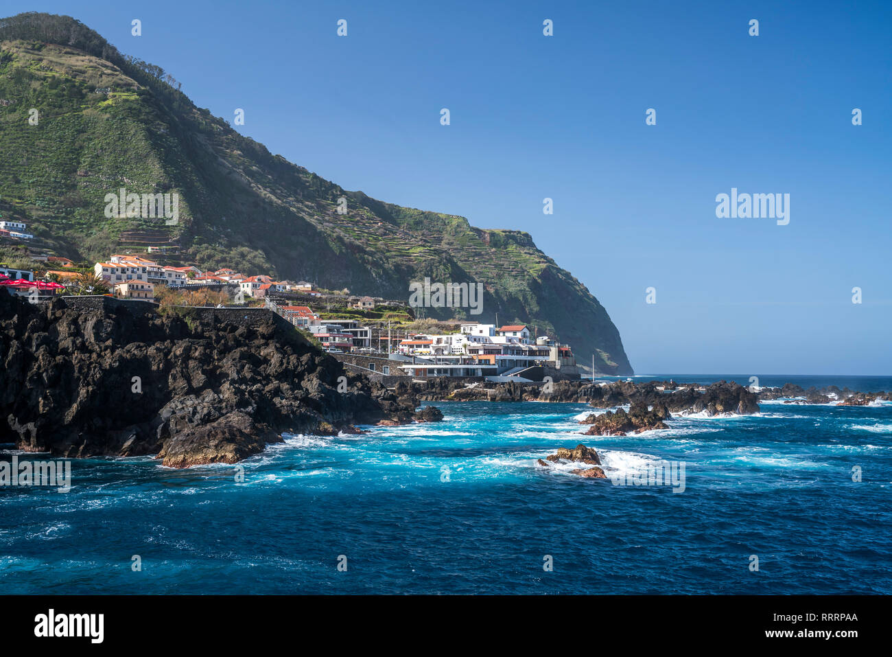 Die Küste bei Porto Moniz, Madeira, Portugal, Europa | la côte de Porto Moniz, Madeira, Portugal, Europe Banque D'Images