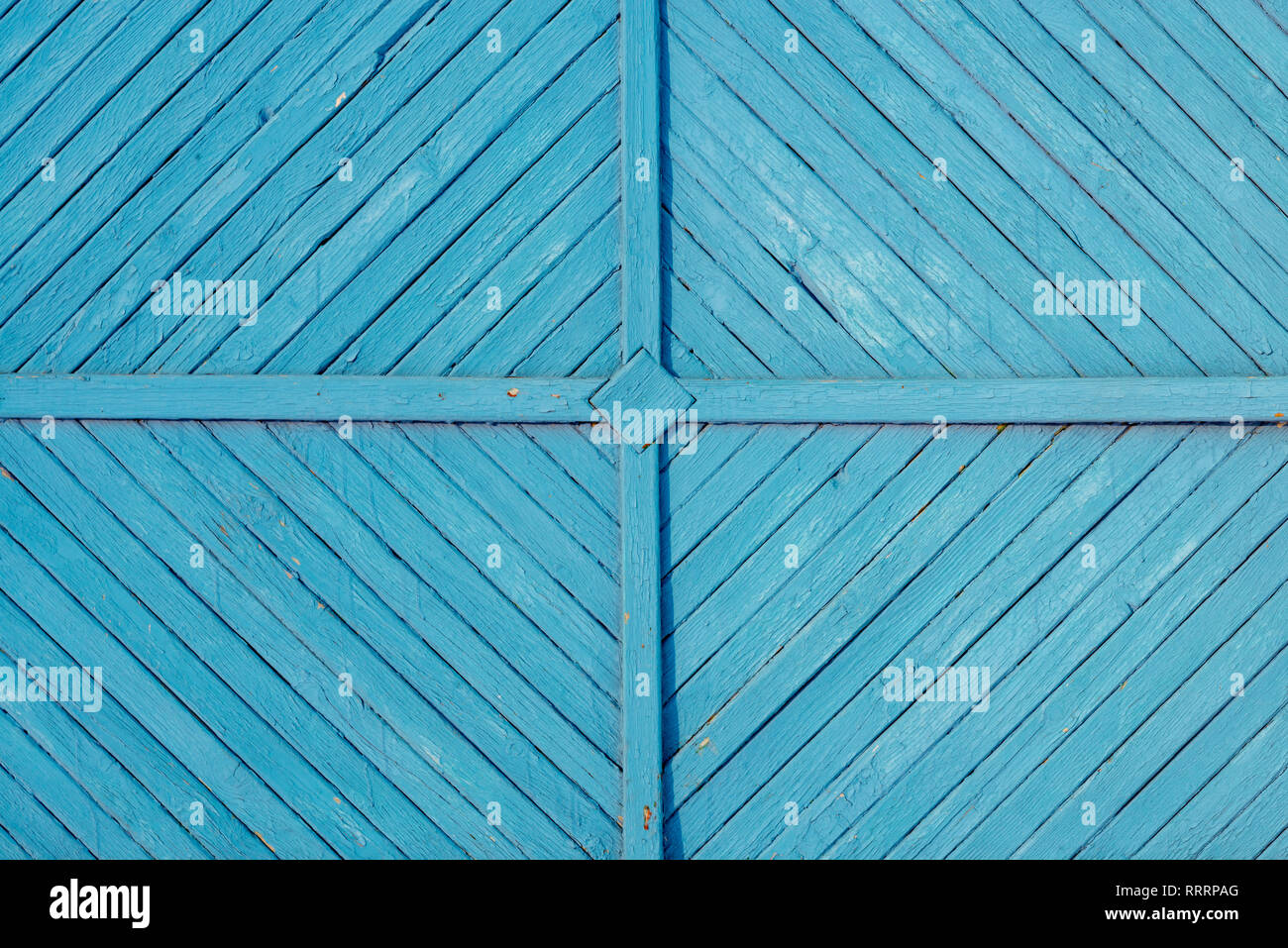 Clôture en bois avec motif peint en blanc. Bandes de couleur bleu Banque D'Images