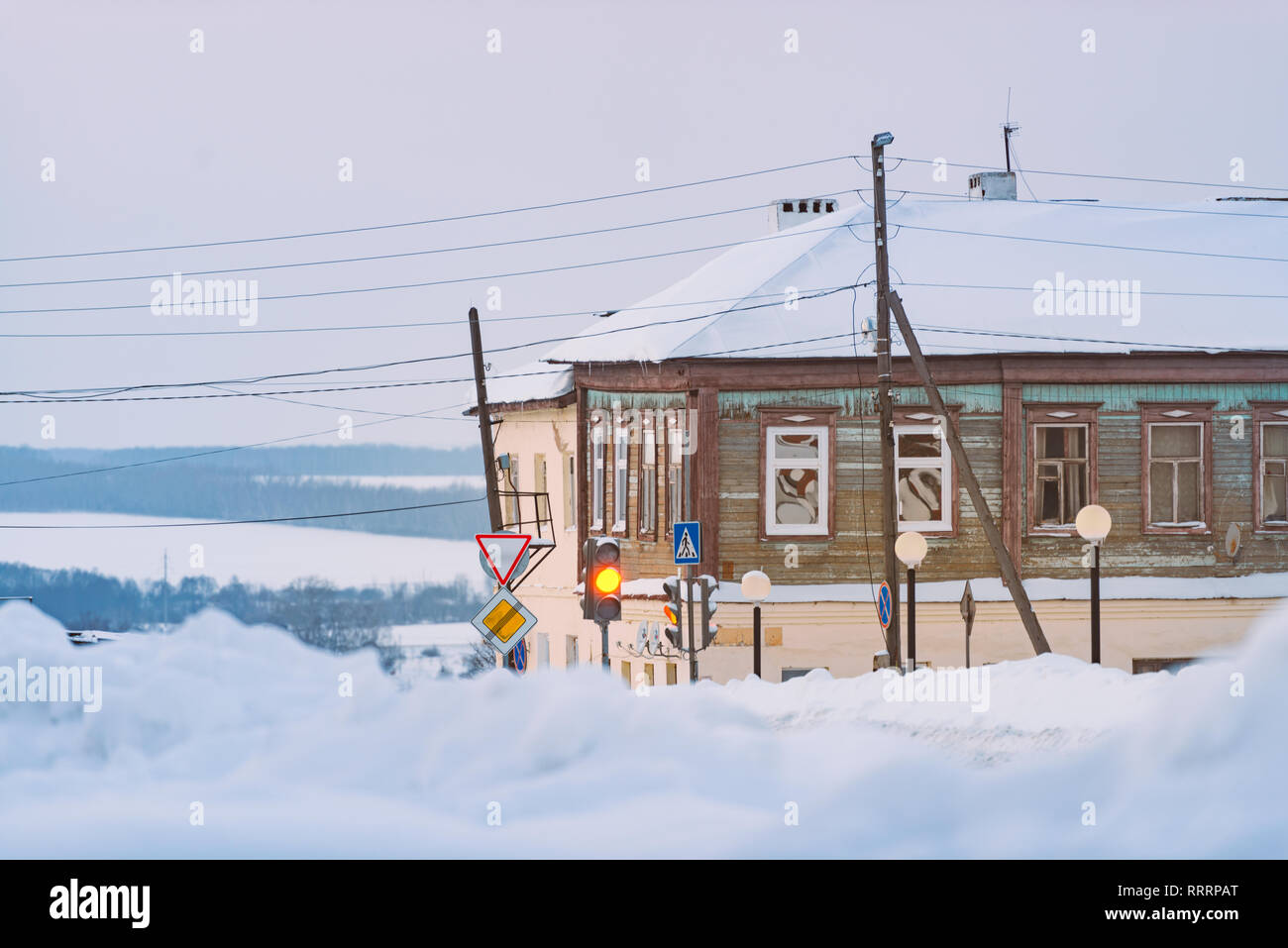 Vieille maison de bois recouvert de neige en hiver street en Russie. Région rurale. Banque D'Images
