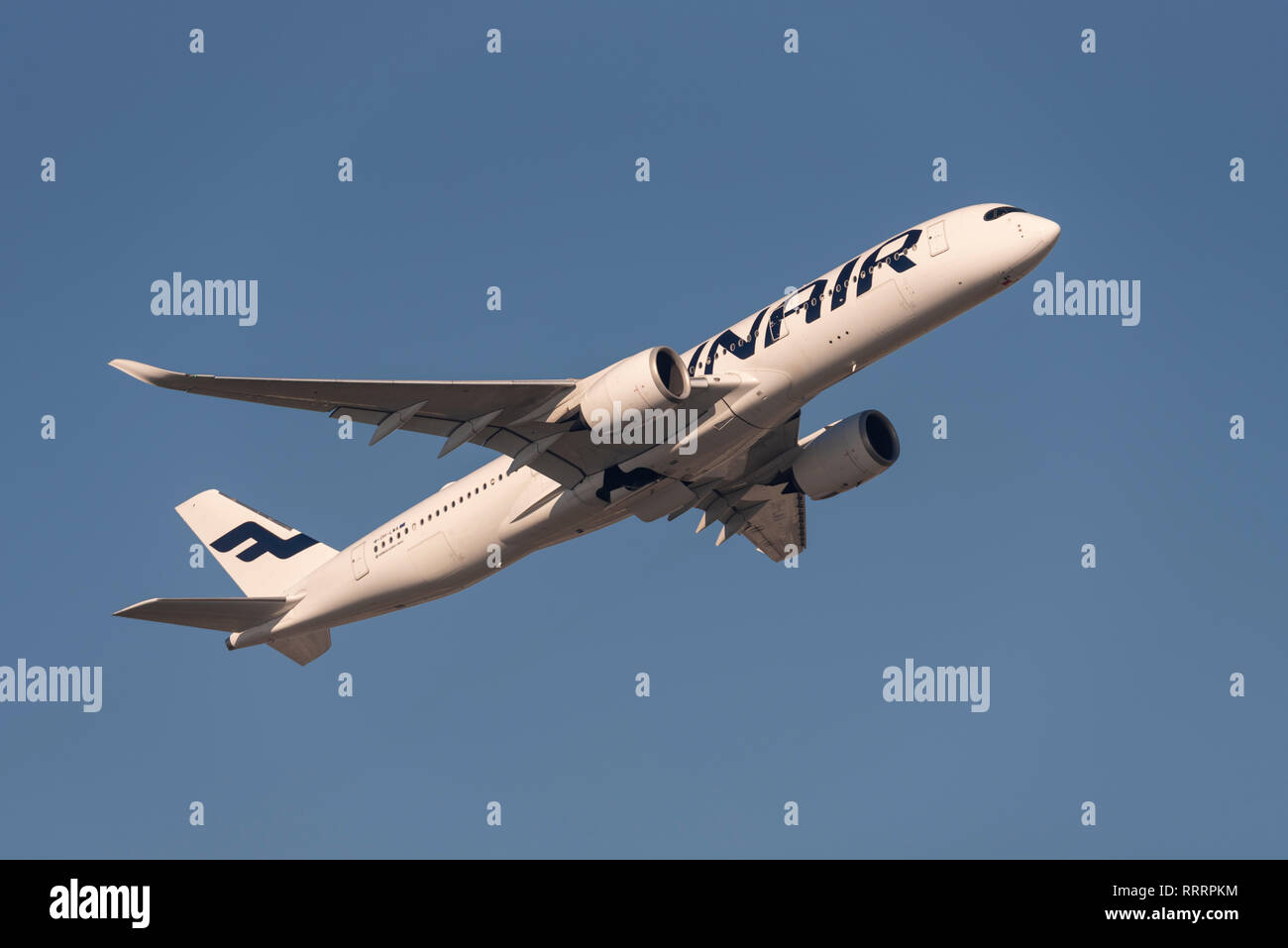 L'avion de ligne Airbus A350 à réaction de Finnair OH-LWA décolle de l'aéroport de Londres Heathrow, au Royaume-Uni. Départ du vol de la compagnie aérienne Banque D'Images