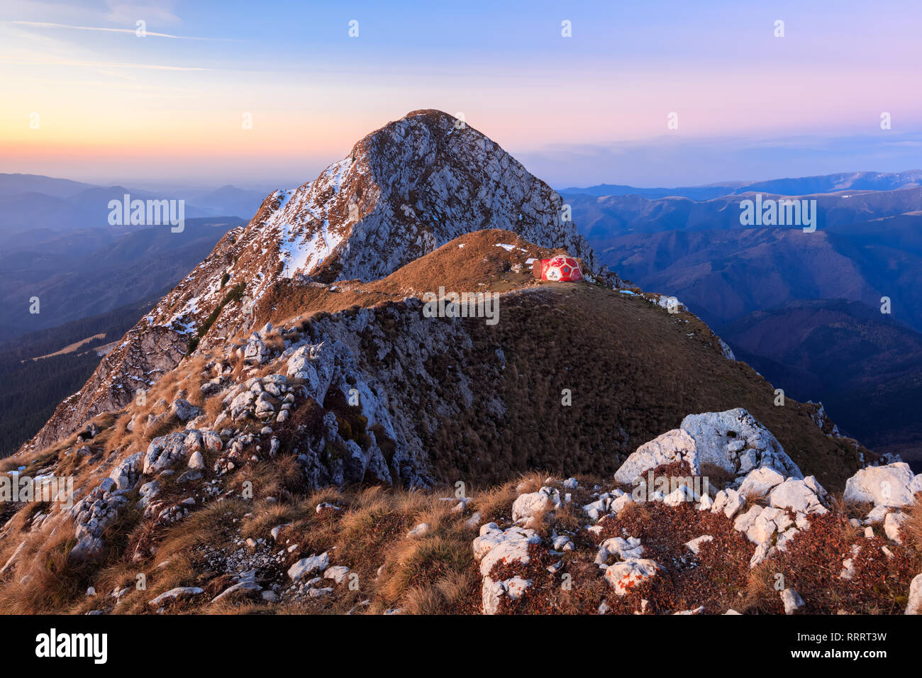 Paysage de montagne dans la région de sunrise. Les montagnes Piatra Craiului, Roumanie Banque D'Images