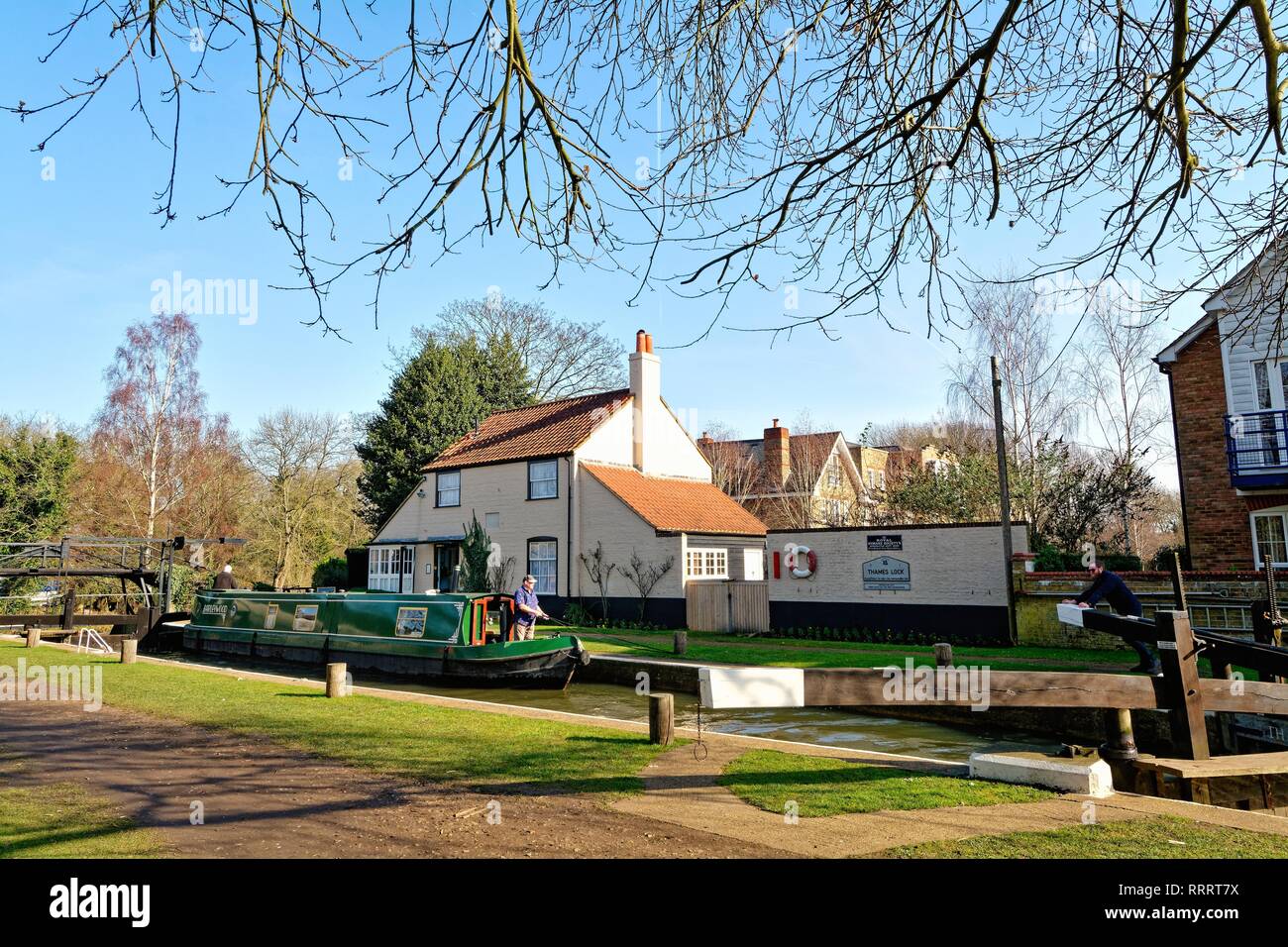 Un bateau étroit traversant la Tamise lock qui relie la Tamise à la navigation du canal, Wey Weybridge Surrey England UK Banque D'Images