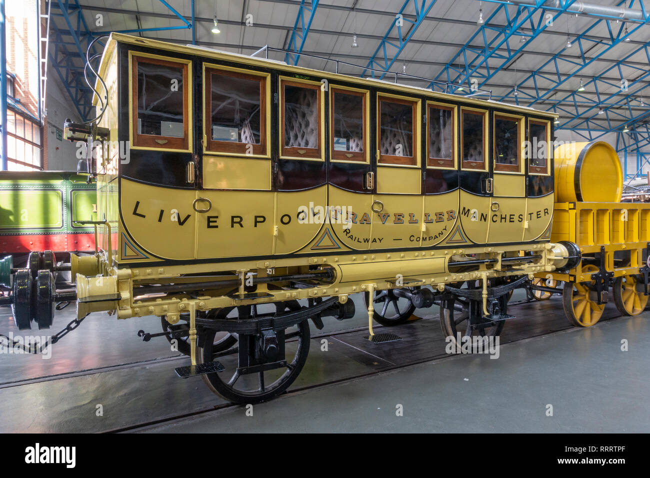 Liverpool et Manchester un wagon passagers 'voyageur' chariot (réplique) dans le National Railway Museum, York, Royaume-Uni. Banque D'Images