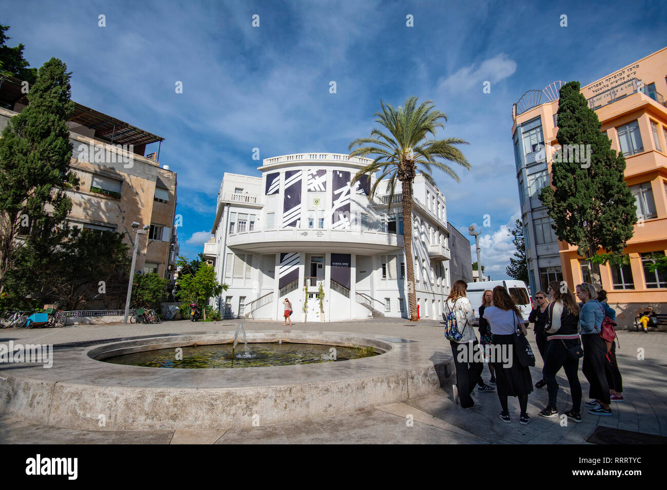 Les touristes et de guide touristique dans le récemment restauré Beit Ha'ir, musée et centre culturel de la place Bialik, Tel Aviv Banque D'Images