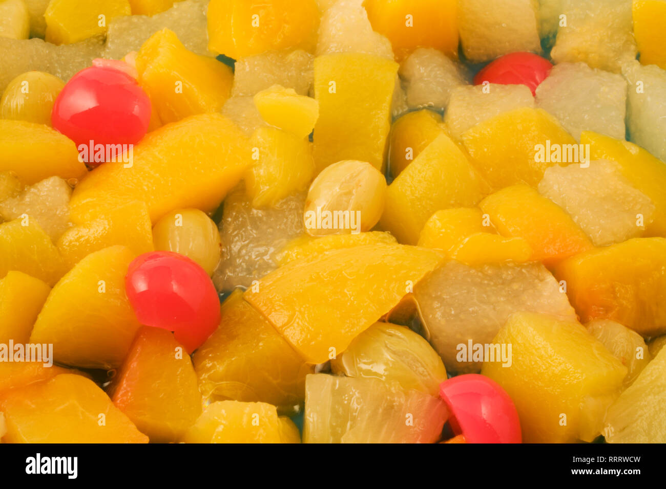 Close-up of cocktail de fruits salade avec cerises, raisins, pêches et poires Banque D'Images